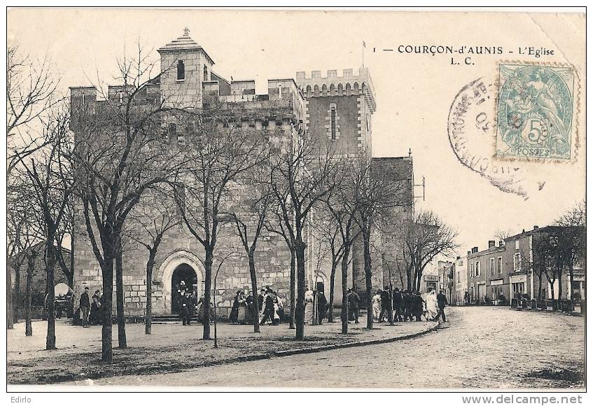 -17- COURCON D'AUNIS L'église - Jour De Mariage  Pli D'angle Moins Visible Que Sur Scan En Réalité - Autres & Non Classés