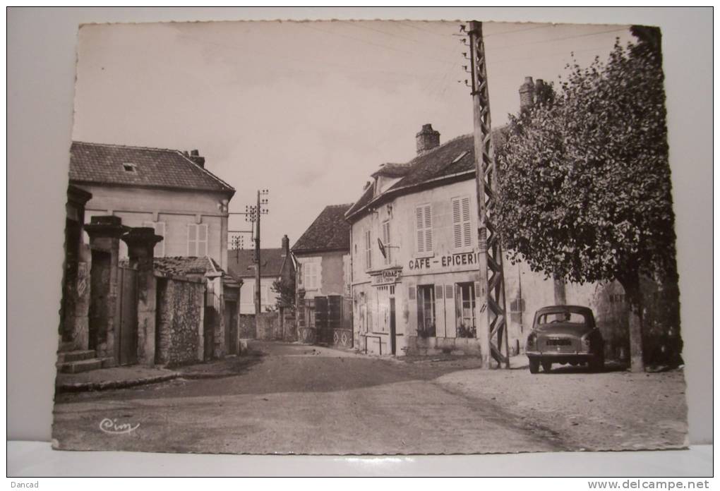 AVILLY -SAINT LEONARD - Place De L´eglise - Autres & Non Classés