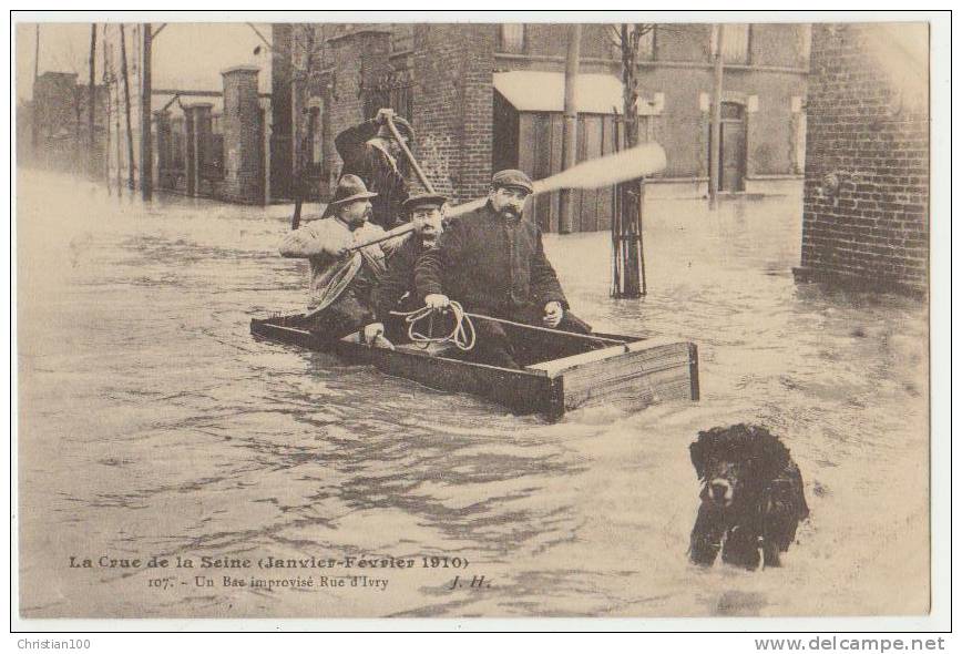 PARIS 13ème : LA CRUE DE LA SEINE 1910 - UN BAC IMPROVISE RUE D'IVRY - CPA - 2 SCANS - - Distrito: 13