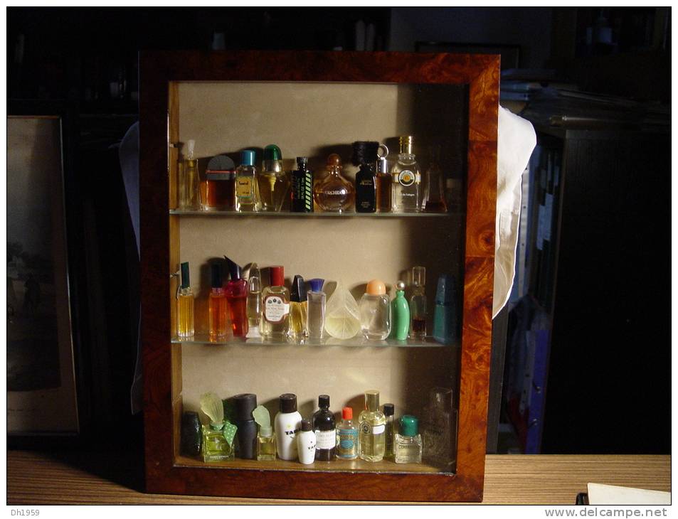 COLLECTION DE 35 MINIATURES PARFUM DANS BELLE VITRINE ( 23  PHOTOS )