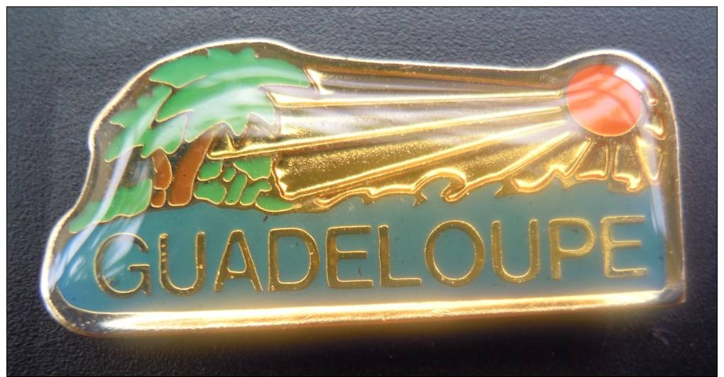 PIN´S - Ile De La Guadeloupe - Soleil - RARE - Pim´s Pins Pims - Steden