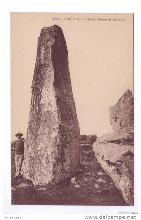 56  ERDEVEN Un Des Geant Menhir De Kerzerho - Erdeven