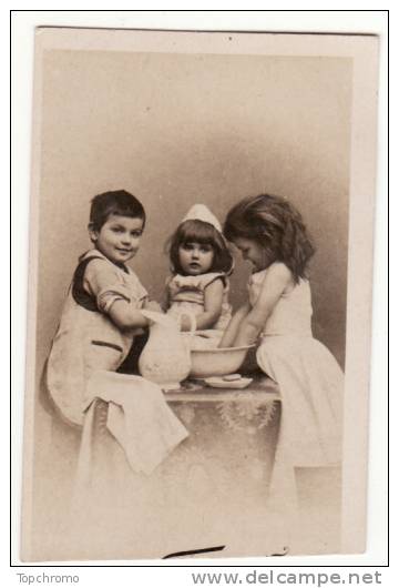 Petite Photo Ancienne Bébés Enfants Jeu Cuvette Broc Toilette - Anciennes (Av. 1900)