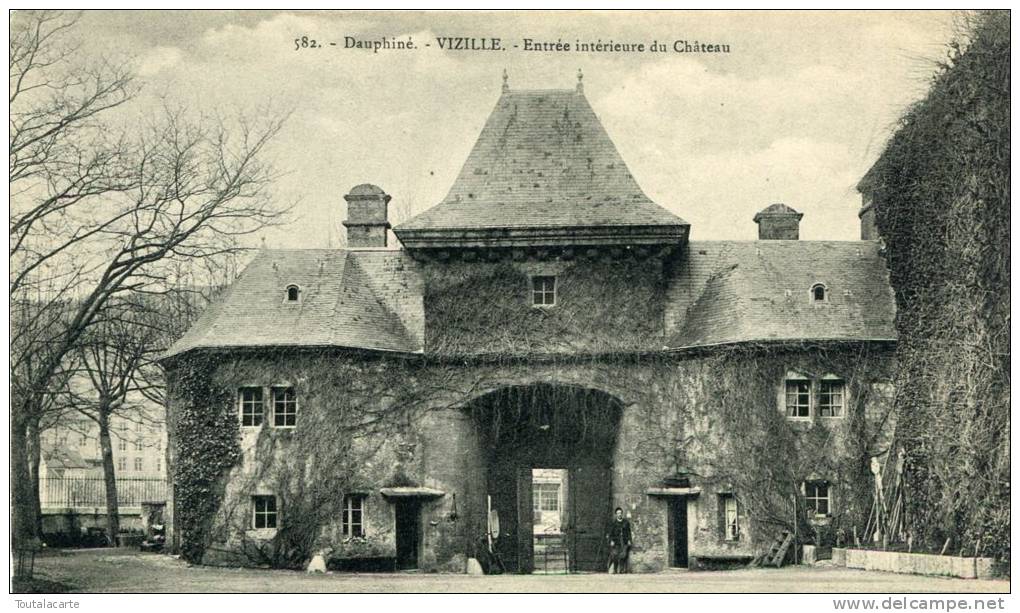 CPA 38 VIZILLE ENTREE INTERIEURE DU CHATEAU - Vizille