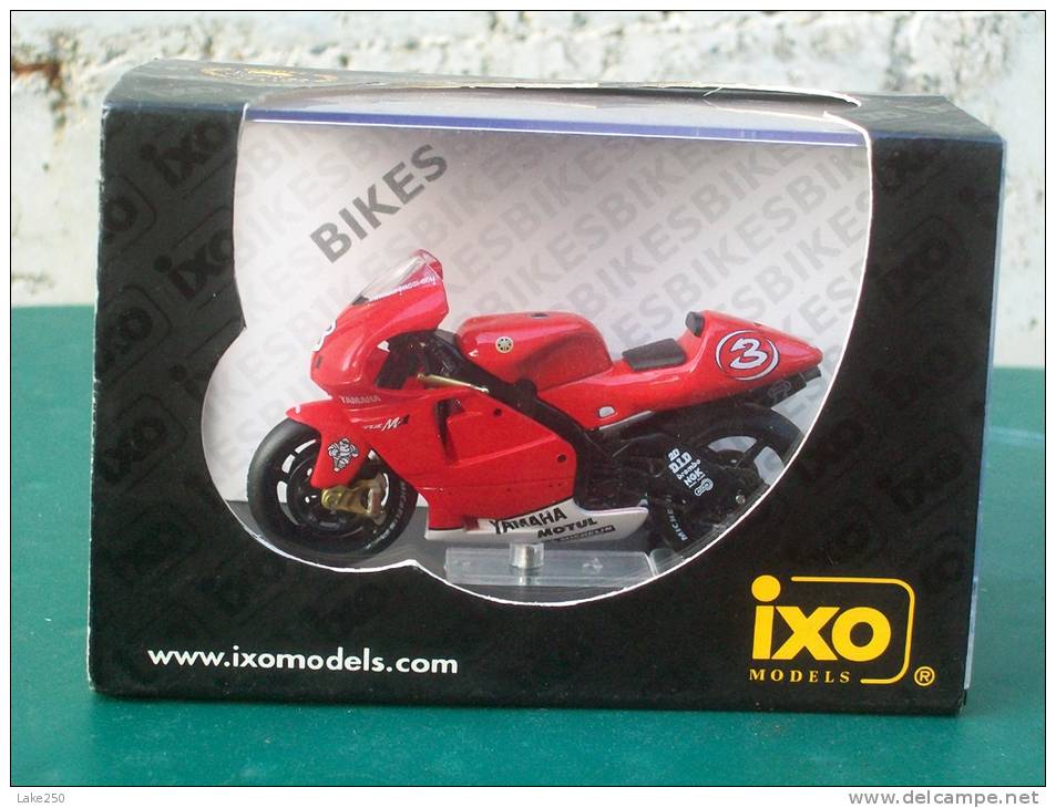 IXO - YAMAHA  YZR M1 MAX BIAGGI 2002  AVEC SA BOITE Scala 1/24 - Motos