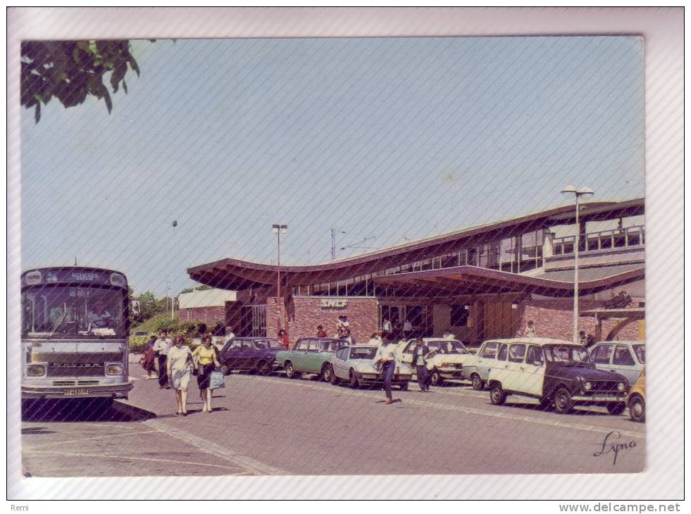 78 ACHERES La Gare S.N.C.F.  4L Renault Autobus Saviem - Acheres