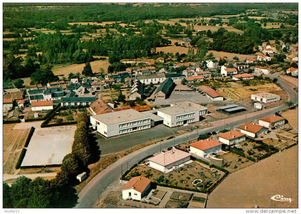 CPM  L'ABSIE  Un Coin De La Ville  Et Le C E G , Raymond Migaud - L'Absie