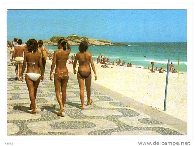 POSTCARD - RIO DE JANEIRO - GAROTAS NA PRAIA DE IPANEMA COM CASTELINHO AO FUNDO - G - Rio De Janeiro