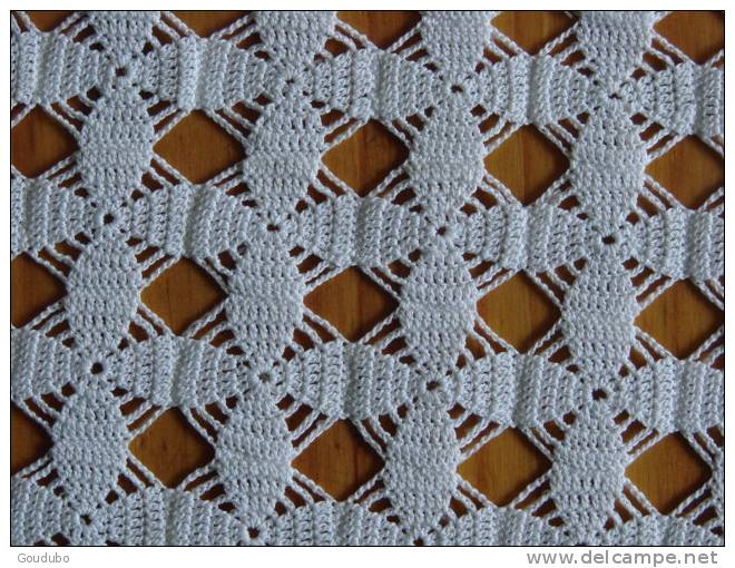 Napperon Blanc Rectangulaire  Crocheté  Finement , Motif 4 Feuilles. Voir Photos. - Tafelkleden