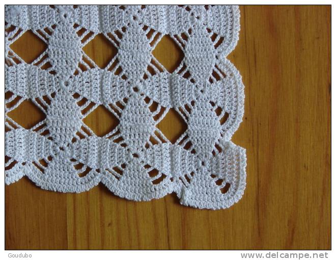 Napperon Blanc Rectangulaire  Crocheté  Finement , Motif 4 Feuilles. Voir Photos. - Napperons