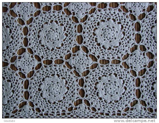 Napperon Carré De 70 Cm Blanc Cassé   Crocheté Dentelé , Motif Rosace. Voir Photos. - Napperons