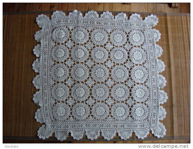 Napperon Carré De 70 Cm Blanc Cassé   Crocheté Dentelé , Motif Rosace. Voir Photos. - Napperons