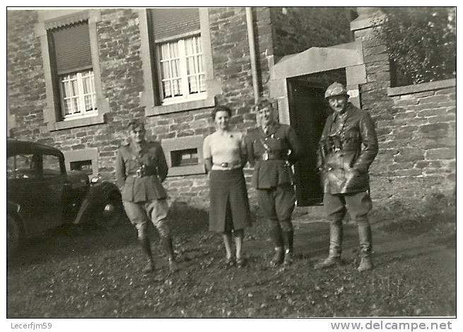 WILLERZIZ PHOTO D EPOQUE DE 1939 UN GROUPE DE SOLDATS DEVANT UNE MAISON DU VILLAGE - Andere & Zonder Classificatie