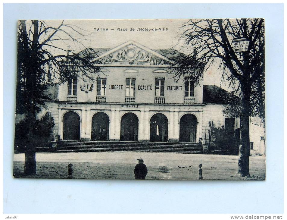 Carte Postale Ancienne : MATHA : Place De L'Hotel De Ville - Matha