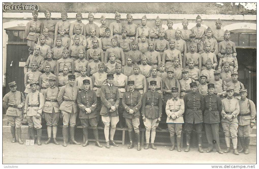 CARTE PHOTO MILITAIRE LIEU NON IDENTIFIE SOLDATS ET OFFICIERS DEVANT LE REFECTOIRE - To Identify