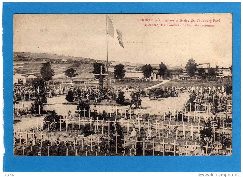 VERDUN CIMETIERE MILITAIRE DU FAUBOURG PAVE ,AU CENTRE LA TOMBE DES 7 SOLDATS INCONNUS - Cimetières Militaires