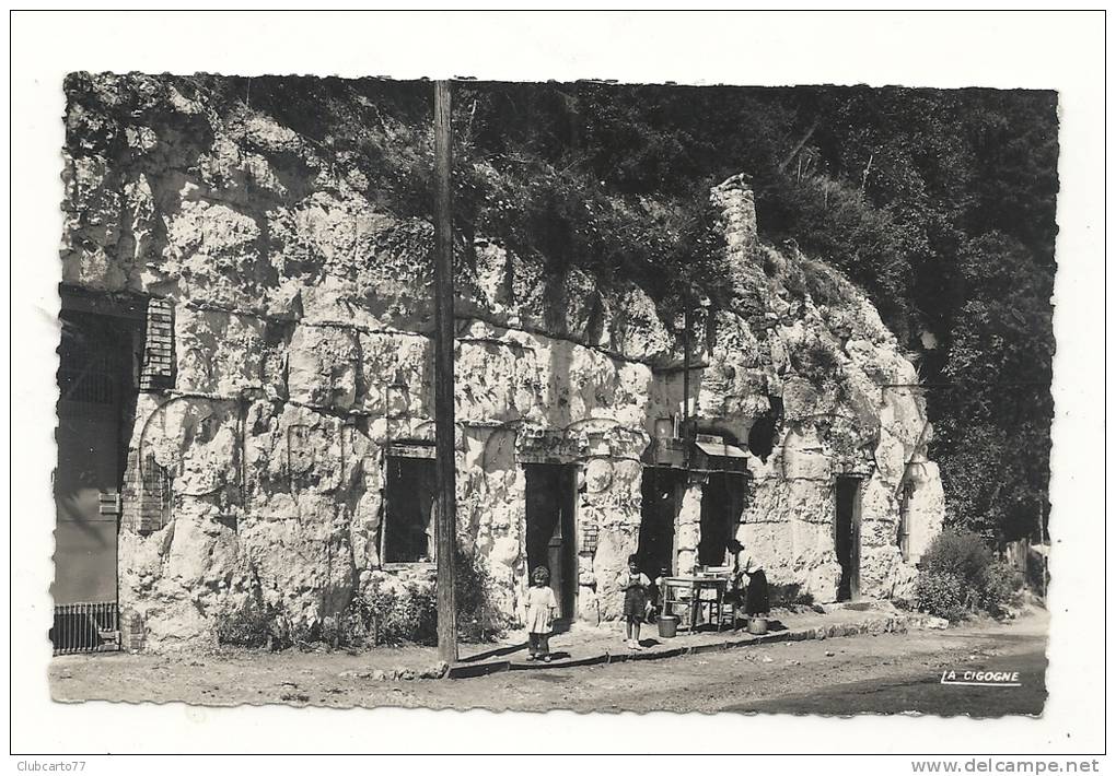 Duclair (76) : Maison Troglodythe Habitée En 1950 (animée). - Duclair