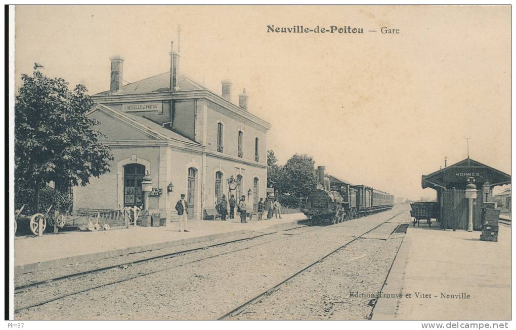 NEUVILLE DE POITOU - La Gare, Arrivée Du Train - Neuville En Poitou