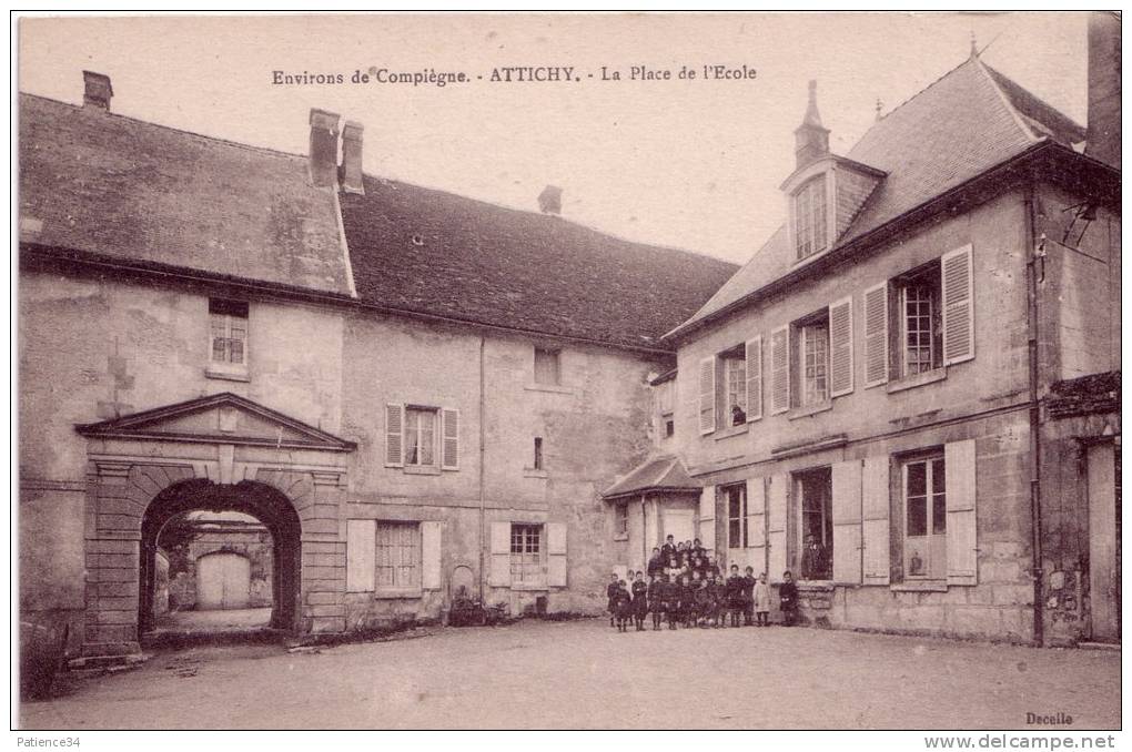 Département 60: ATTICHY - La Place De L'Ecole - Attichy