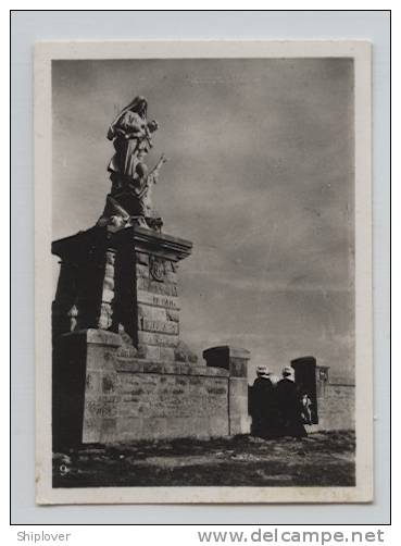 Ile De Sein, Monument Et Habitantes - Carte Photo De 1938 - Ile De Sein