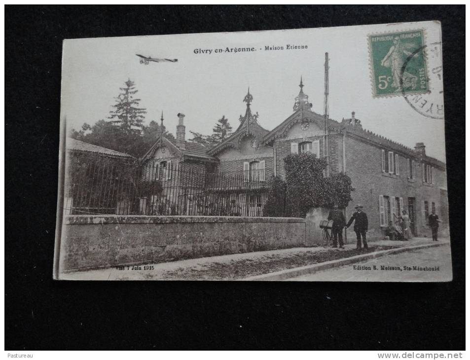 Givry - En -  Argonne :Le Facteur Devant La  Maison Etienne. - Givry En Argonne