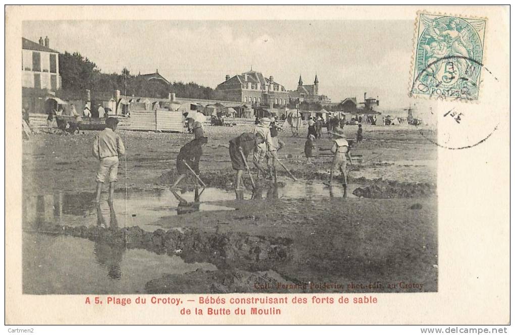 LA PLAGE DU CROTOY BEBES CONSTRUISANT DES FORTS DE SABLE DE LA BUTTE DU MOULIN 80 SOMME - Le Crotoy