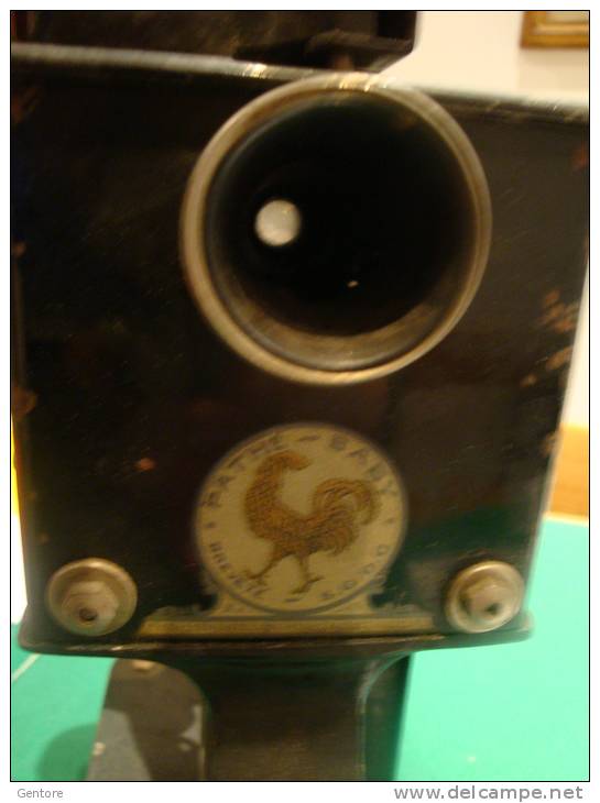 Antique Pathè Baby 9,5 Mm Movie Projector The Label On The Projector The Words As Follows: " Pathè Baby Brevete SGDG" - Filmkameras - Filmprojektoren