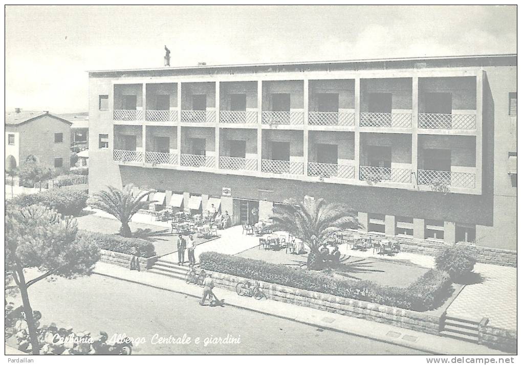 ITALIE.  CARBONIA.  ALBERGO CENTRALE E GIARDINI. GROS PLAN.  TERRASSE.  ANIMATION. - Carbonia