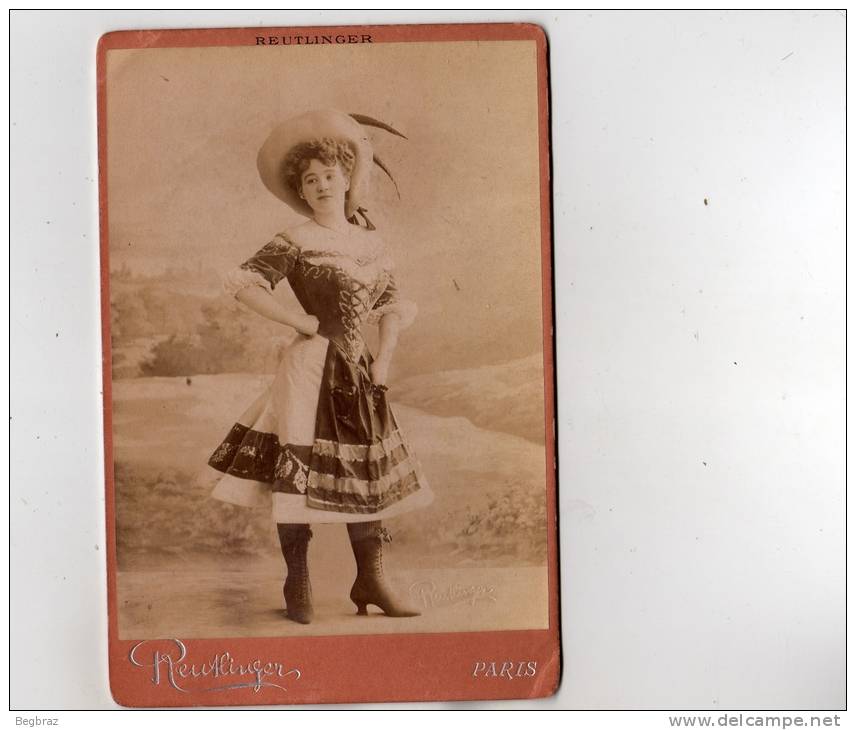 PHOTO CARTONNEE REUTLINGER   11cm /  16,5 Cm CHANTEUSE LYRIQUE PARIS - Anonymous Persons