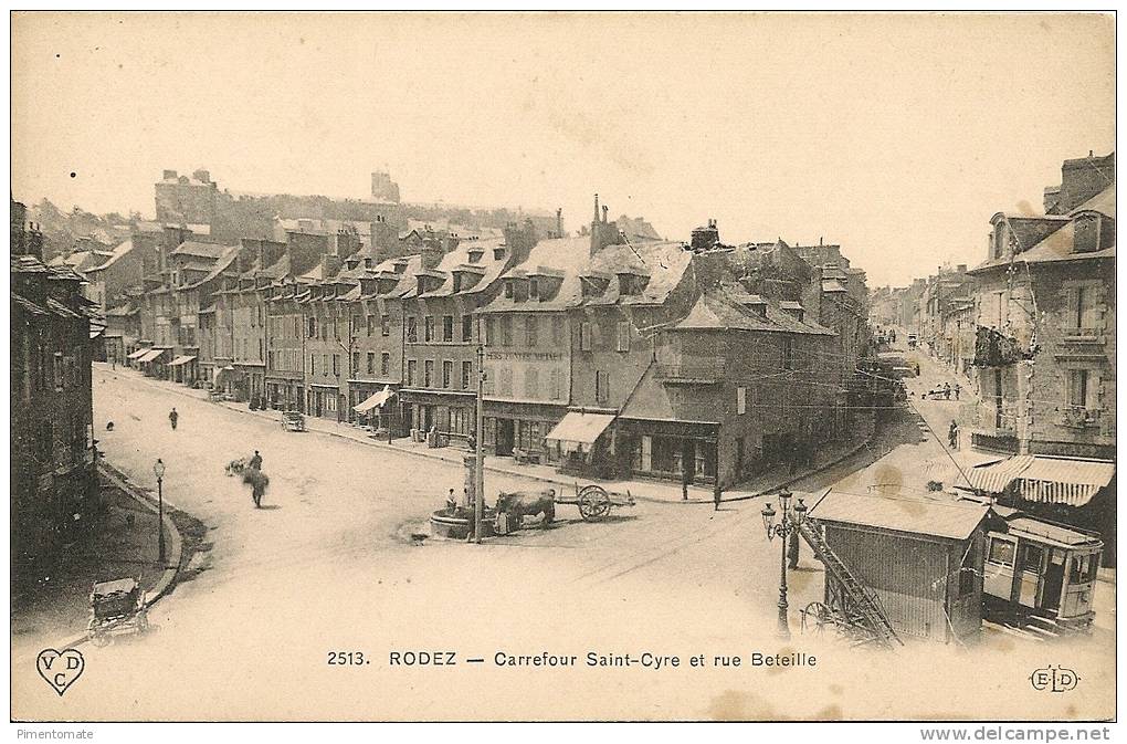 RODEZ  CARREFOUR SAINT CYRE ET RUE BETEILLE CARRIOLE VOITURE A BOEUF TRAMWAY - Rodez