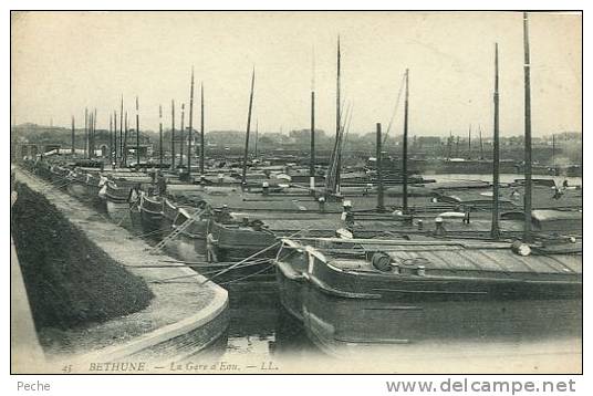 N°25898 -cpa Béthune -la Gare D'eau- - Péniches