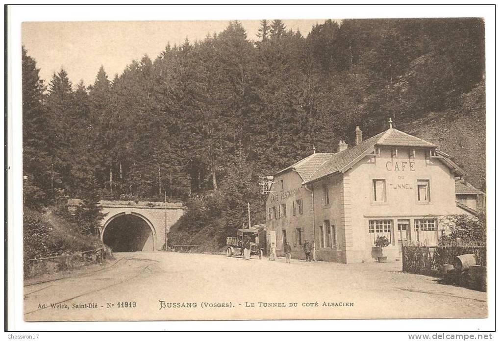 88  -  BUSSANG  -  Le Tunnel Du Côté Alsacien - Animation 4 Personnes Près D'un Véhicule Devant Le Café-Restaurant - Bussang