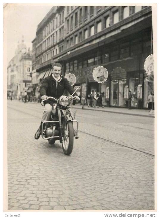 PHOTO ANCIENNE : MOTO MOTARD " KIKI RUE ST-JEAN MAI 1953 " - Other & Unclassified