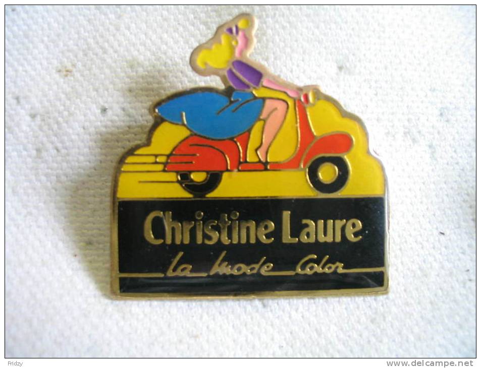 Pin´s Christine LAURE Sur Son Vespa. Pub La Mode Color - Pin-ups