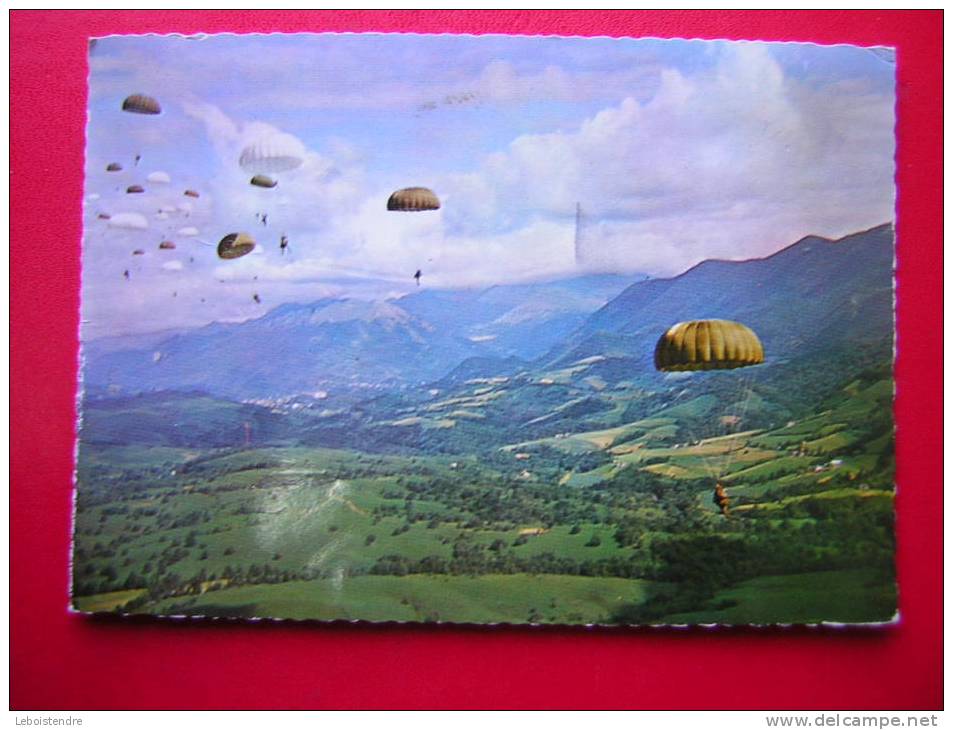 CPSM THEME SPORT PARACHUTISME PARACHUTISTES  VOYAGEE 1968 TIMBRE ATTENTION CARTE EN ETAT MOYEN - Parachutisme