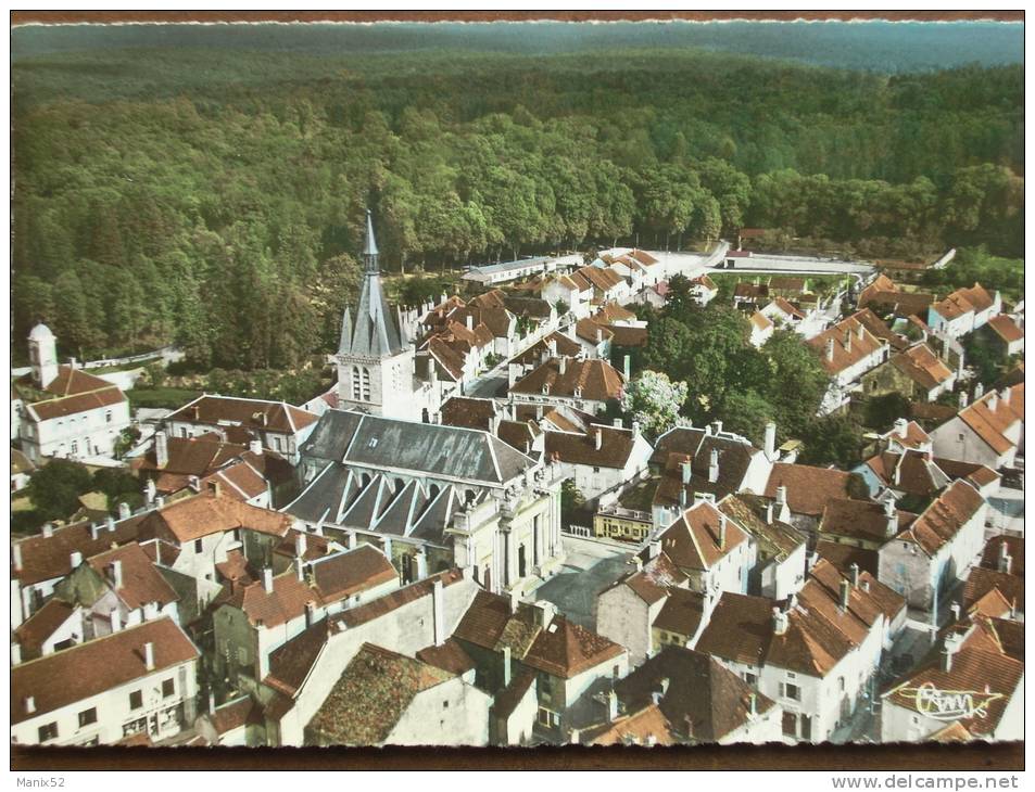 52 - CHATEAUVILLAIN - Vue Générale (aérienne) - Le Centre, L'Eglise . (CPSM) - Chateauvillain