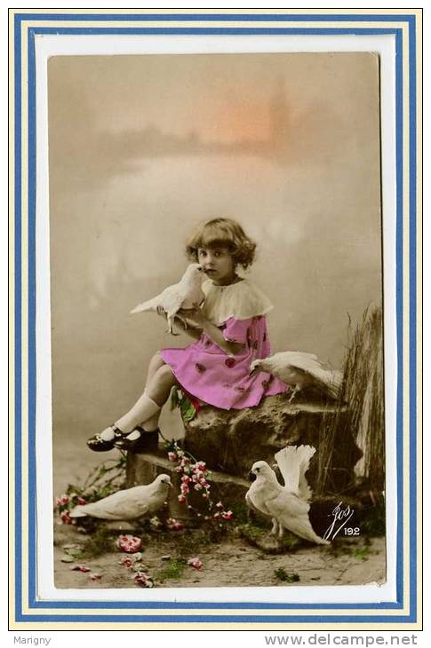 CPA *** Jolie Carte De  Jeune Fille *** Belle Carte . - Andere & Zonder Classificatie