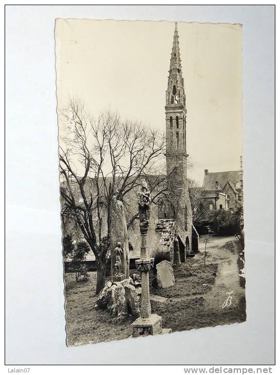 Carte Postale Ancienne : PLOZEVET : L'Eglise Et Le Monument Aux Morts - Plozevet