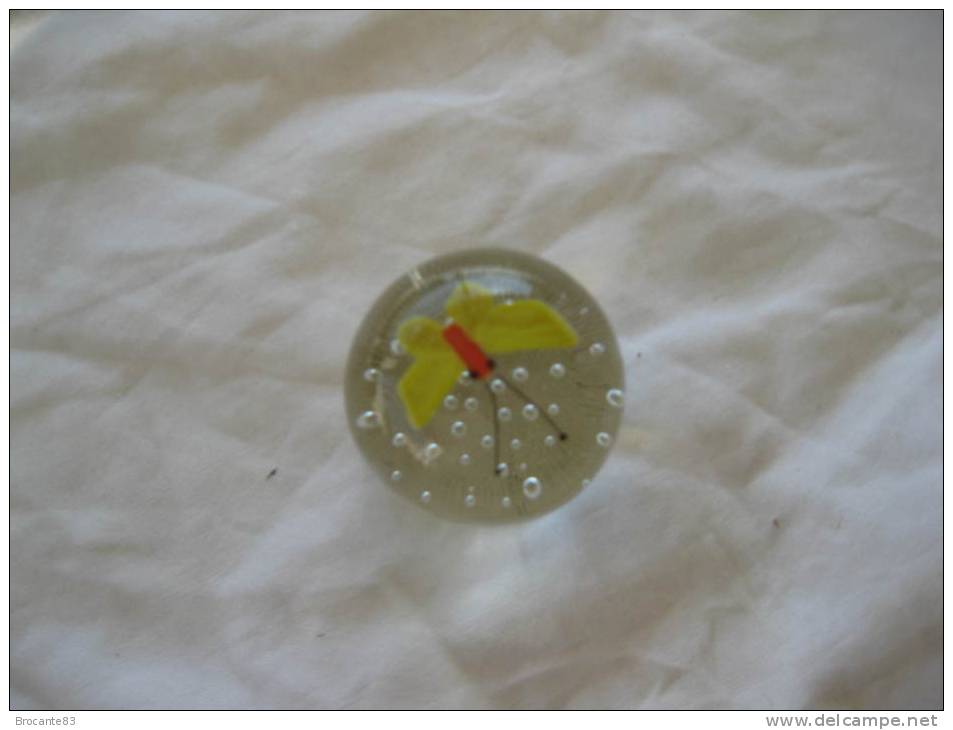 PRESSE PAPIER BOULE VERRE AVEC UN PAPILLON A L 'INTERIEUR - Paper-weights