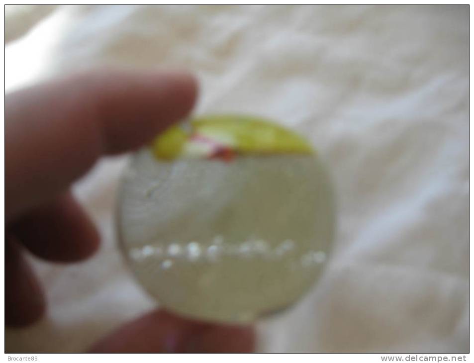 PRESSE PAPIER BOULE VERRE AVEC UN PAPILLON A L 'INTERIEUR - Presse-papiers