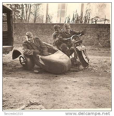 WW2 PHOTO ORIGINALE SOLDAT ALLEMAND Humour Détente à VERVINS AISNE 02 PICARDIE (non Annotée) - 1939-45