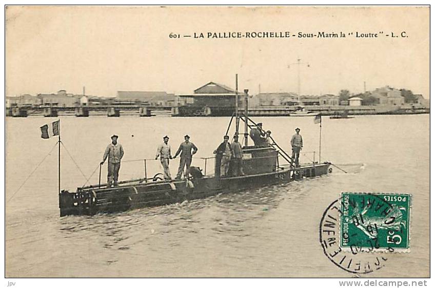 LA PALLICE ROCHELLE . SOUS MARIN LA " LOUTRE " . - Sous-marins