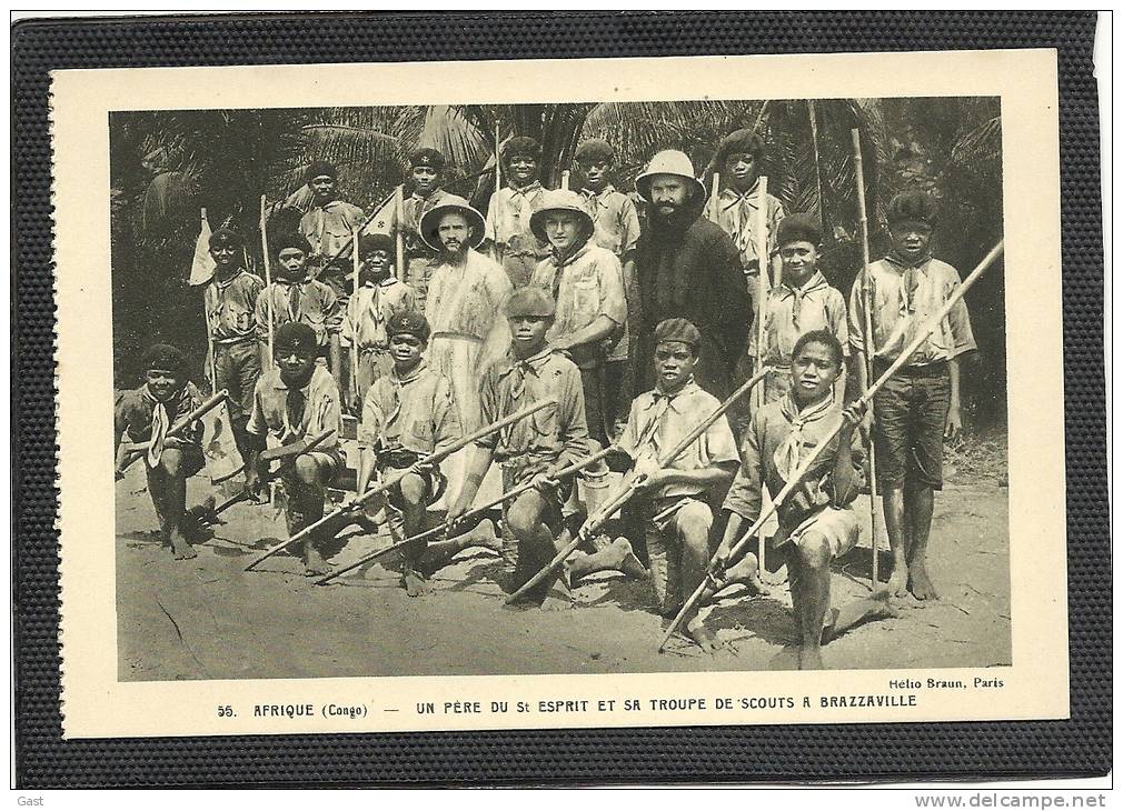 BRAZAVILLE  UN  PERE  DU ST ESPRIT ET  SA  TROUPE DE  SCOUTS - Brazzaville