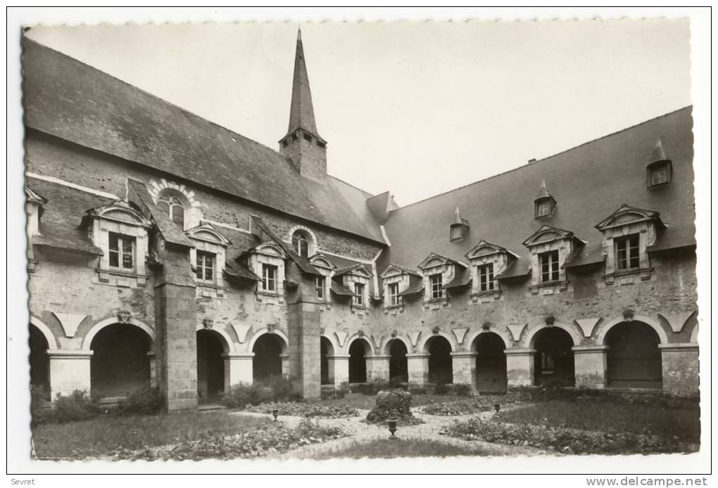 REDON - La Retraite Du Sacré-Coeur. La Chapelle Et Le Clôitre.    CPSM. - Redon