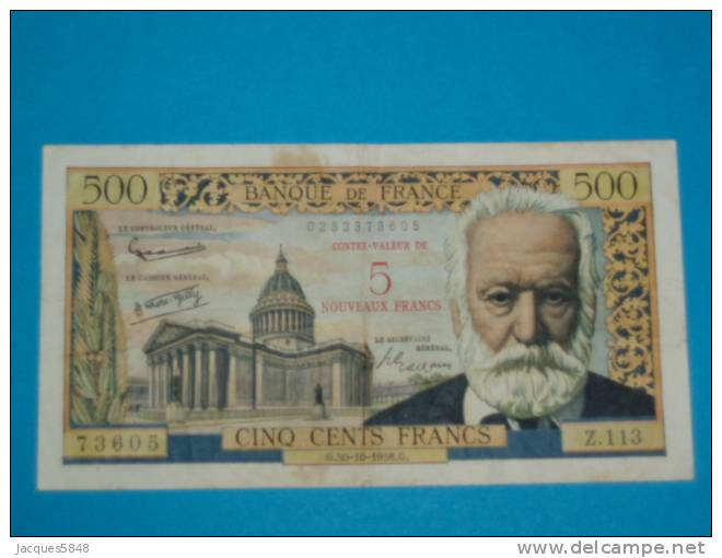 Billet ) 5 NF Sur 500  VICTOR HUGO Du 30 / 10 / 1958 Tres Tres Rare -10 épinglages Env - Marques De Plis - Petie Tache - 1955-1959 Overprinted With ''Nouveaux Francs''