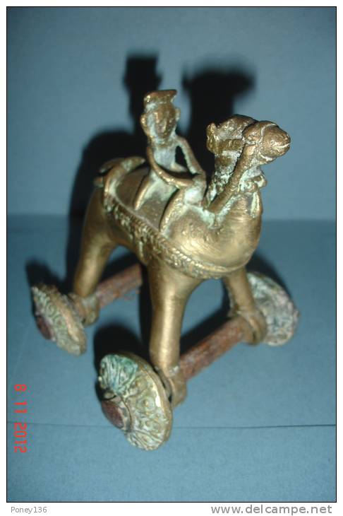 Petit Dromadaire Et Son Méhari Sur Roulettes ,laiton Singapour Années 50. H:11,5.L:10cms - Arte Asiatica