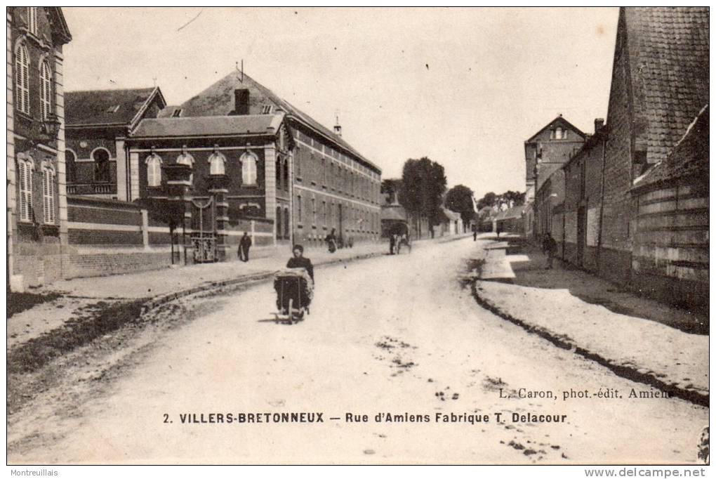 CPA (80) VILLERS-BRETONNEUX, Rue D'Amiens Fabrique Delacour, écrite, Non Timbrrée - Villers Bretonneux