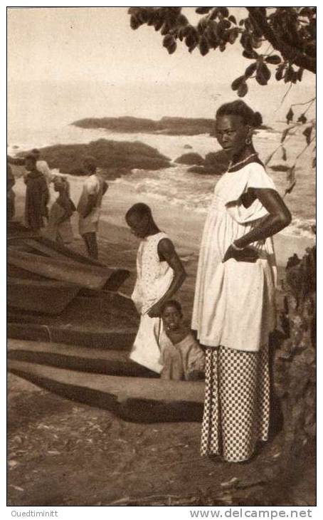 Sénégal ?? Femme Près De Pirogues , Carte-photo à Identifier. - Sénégal