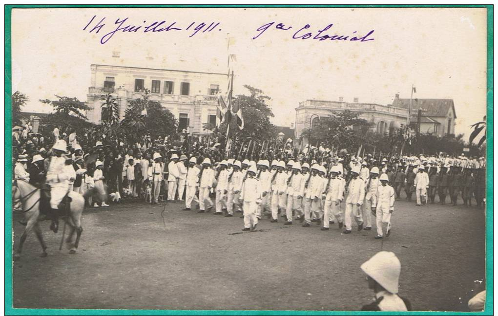 CARTE PHOTO MILITARIA - INDOCHINE - TONKIN - 9° REGIMENT D'INFANTERIE COLONIALE - DEFILE DU 14 JUILLET 1911 - Casernes