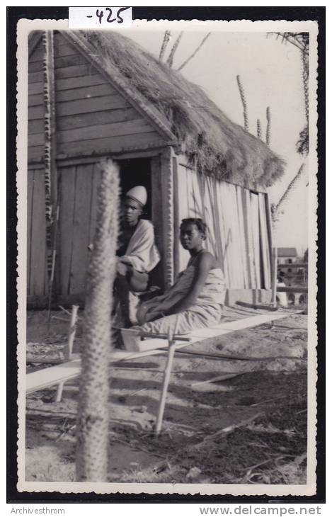 Antsirabe (env. —) - Couple Devant Une Case Décorée (montants Entaillés) Et Sorte De Métier à Tisser-  Ca 1957 (-425) - Madagascar